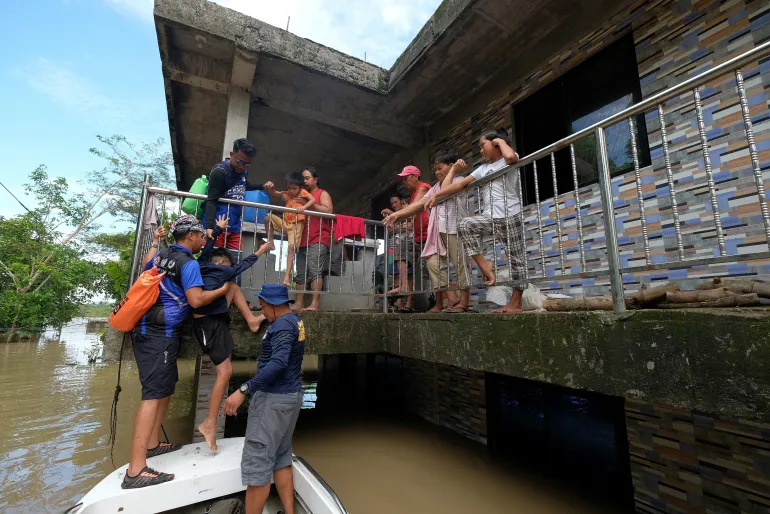 Typhoon Kalmaegi Kills Two, Traps Residents in Central Philippines Floods
