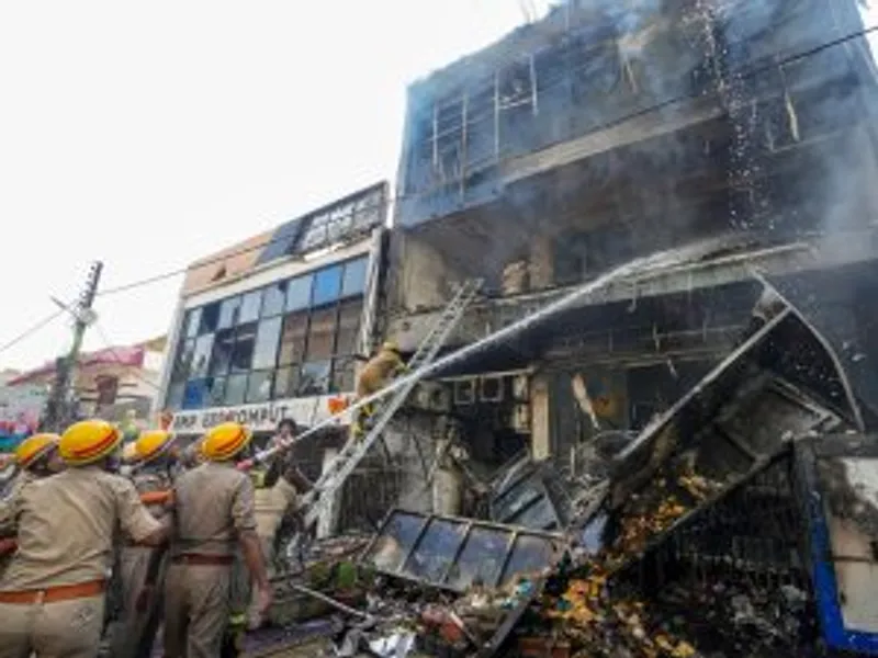 Massive Fire Breaks Out at Lucknow Coaching Center, Several Students Affected; CM Yogi Orders Probe